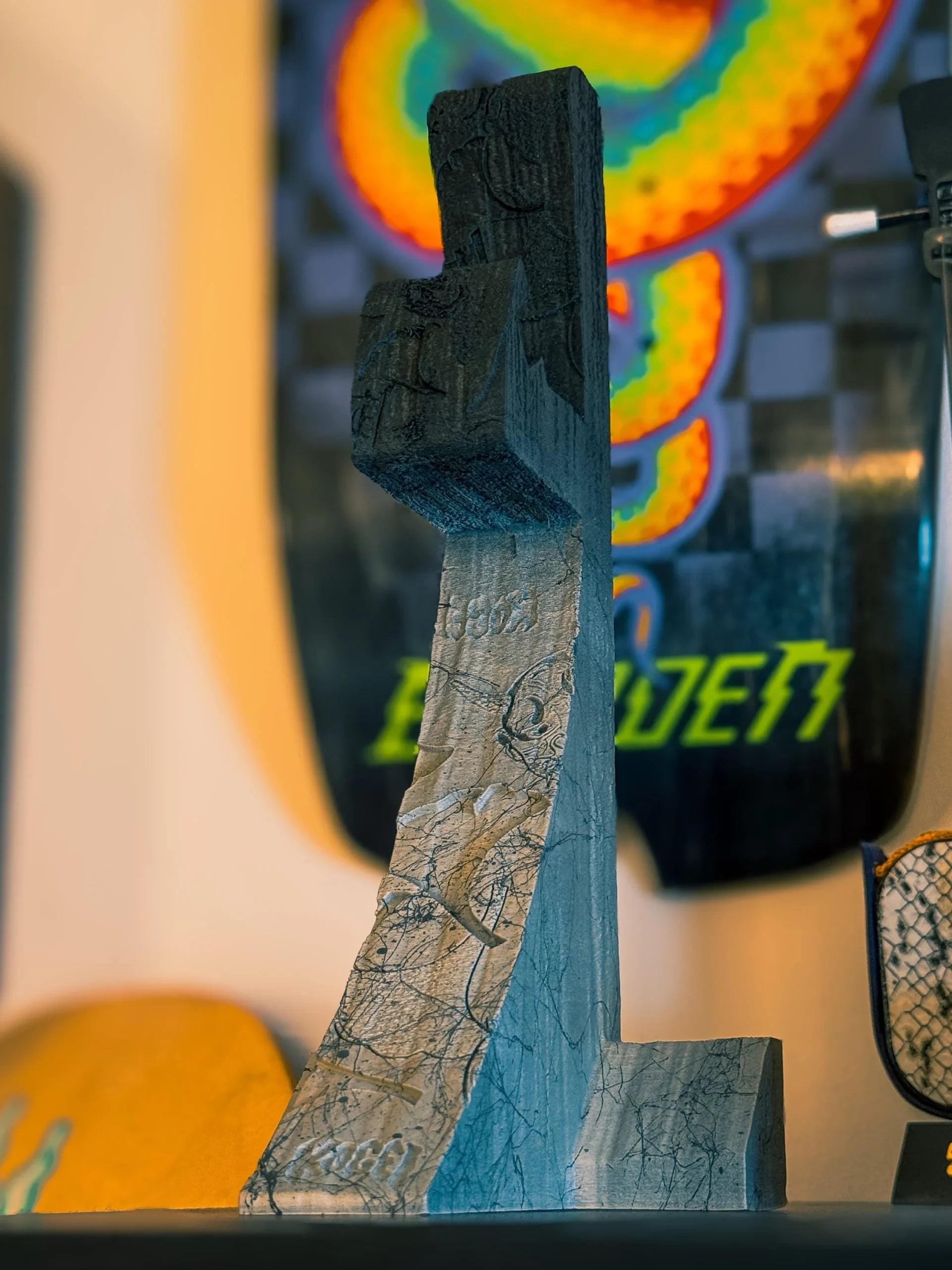 support masque oni japonais traditionnel artisanal kogei