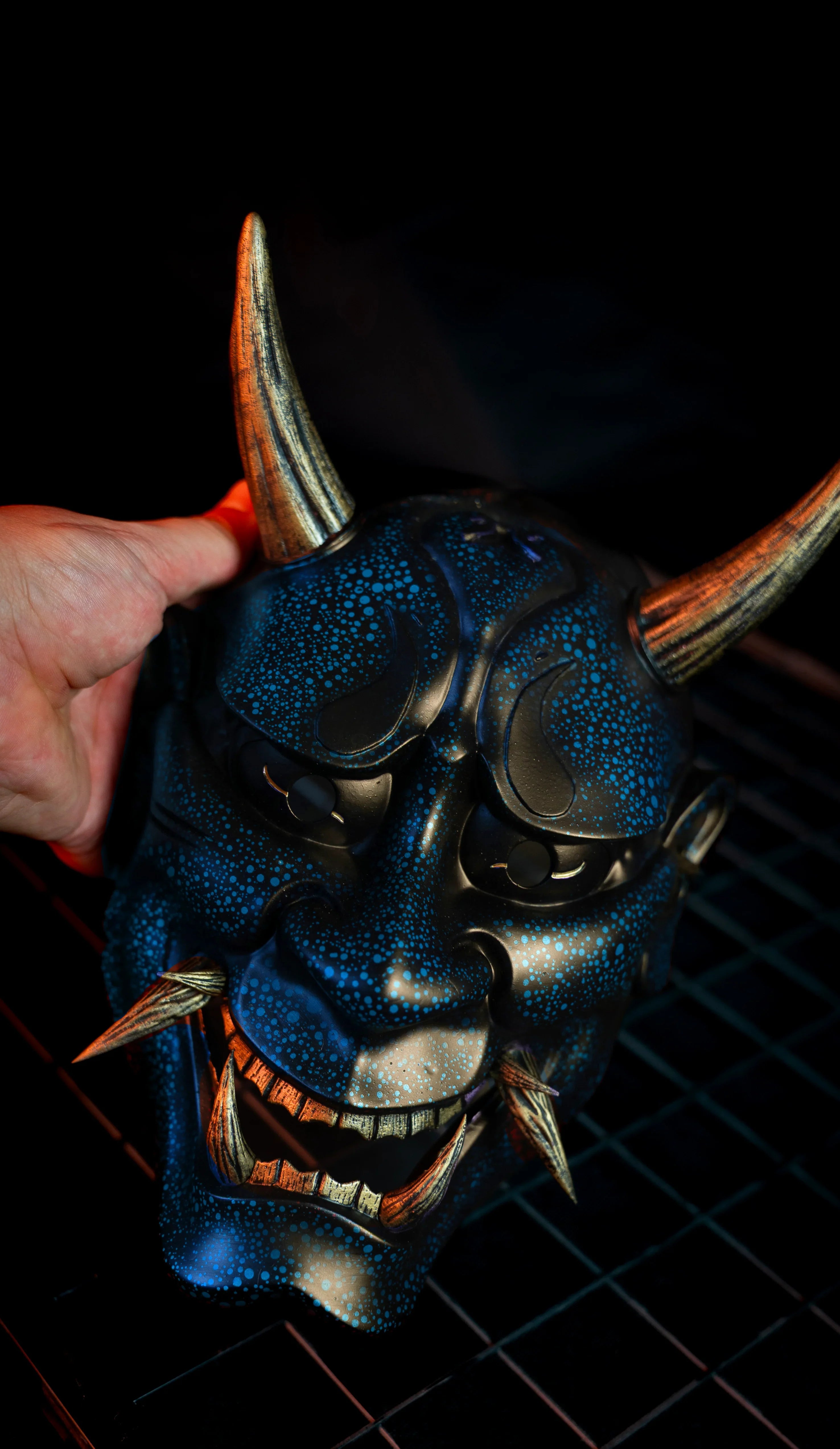 masque yokai japonais bleu artisanal kogei