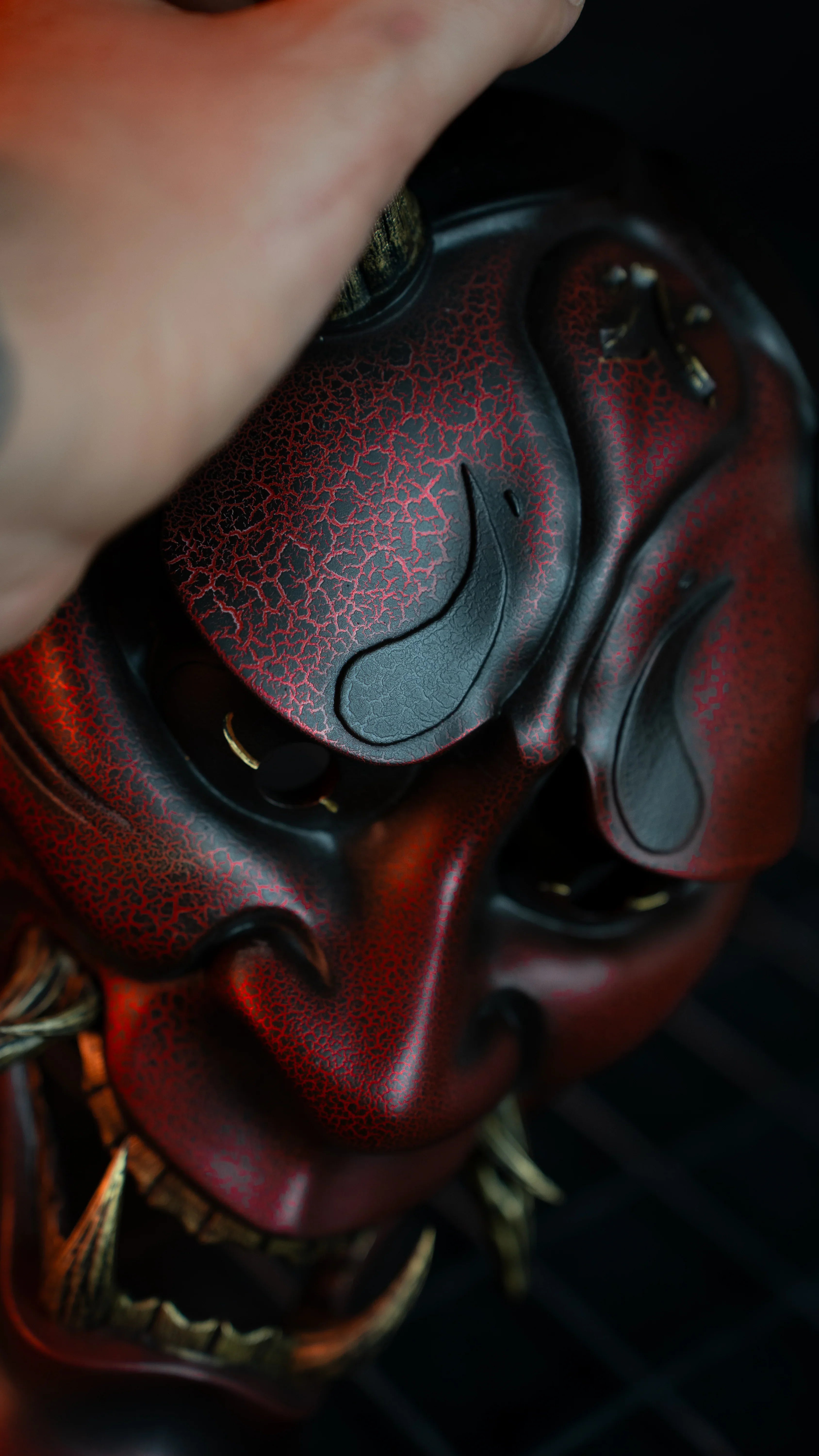 masque yokai japonais rouge artisanal kogei