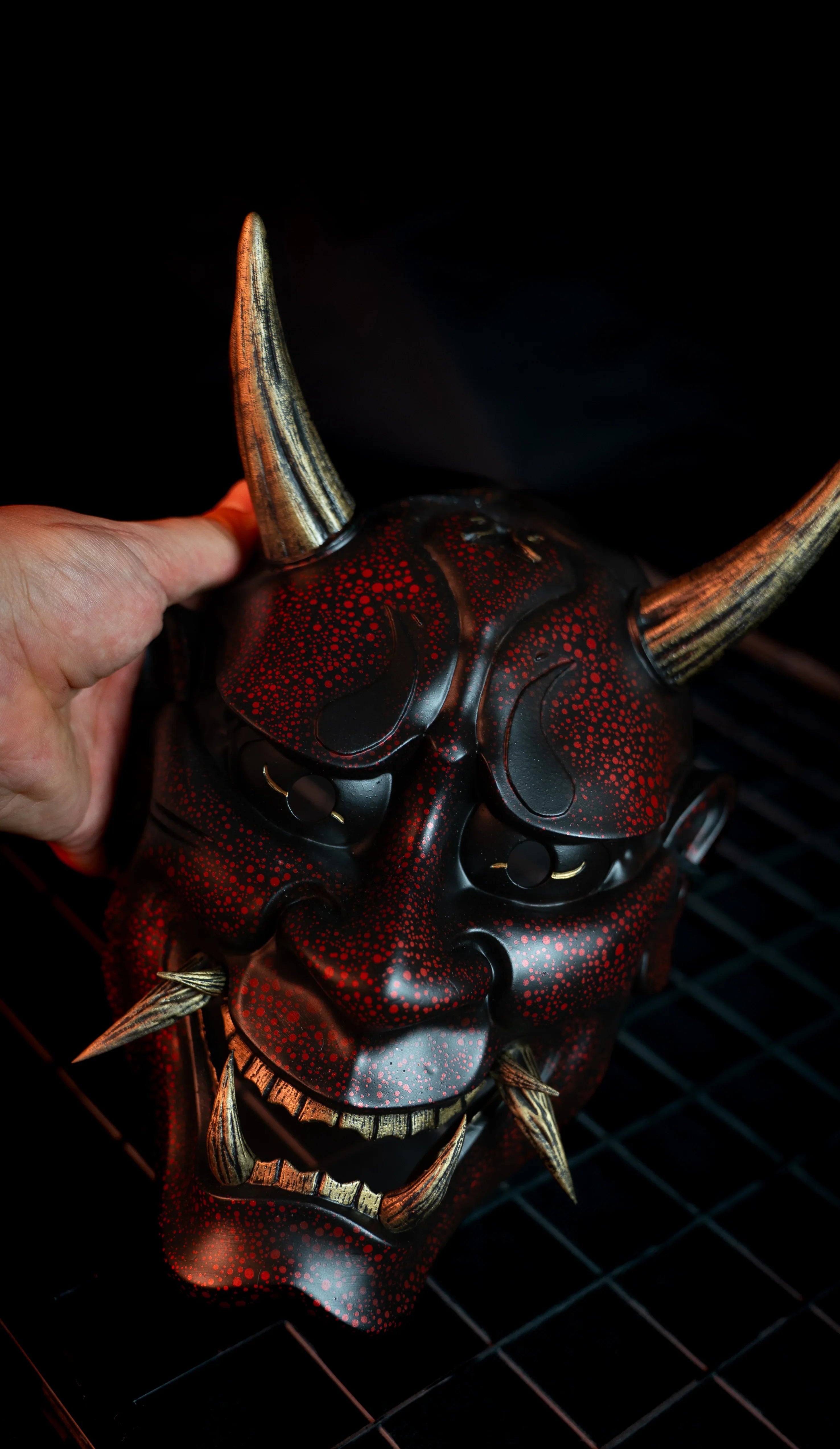 masque yokai japonais rouge artisanal kogei