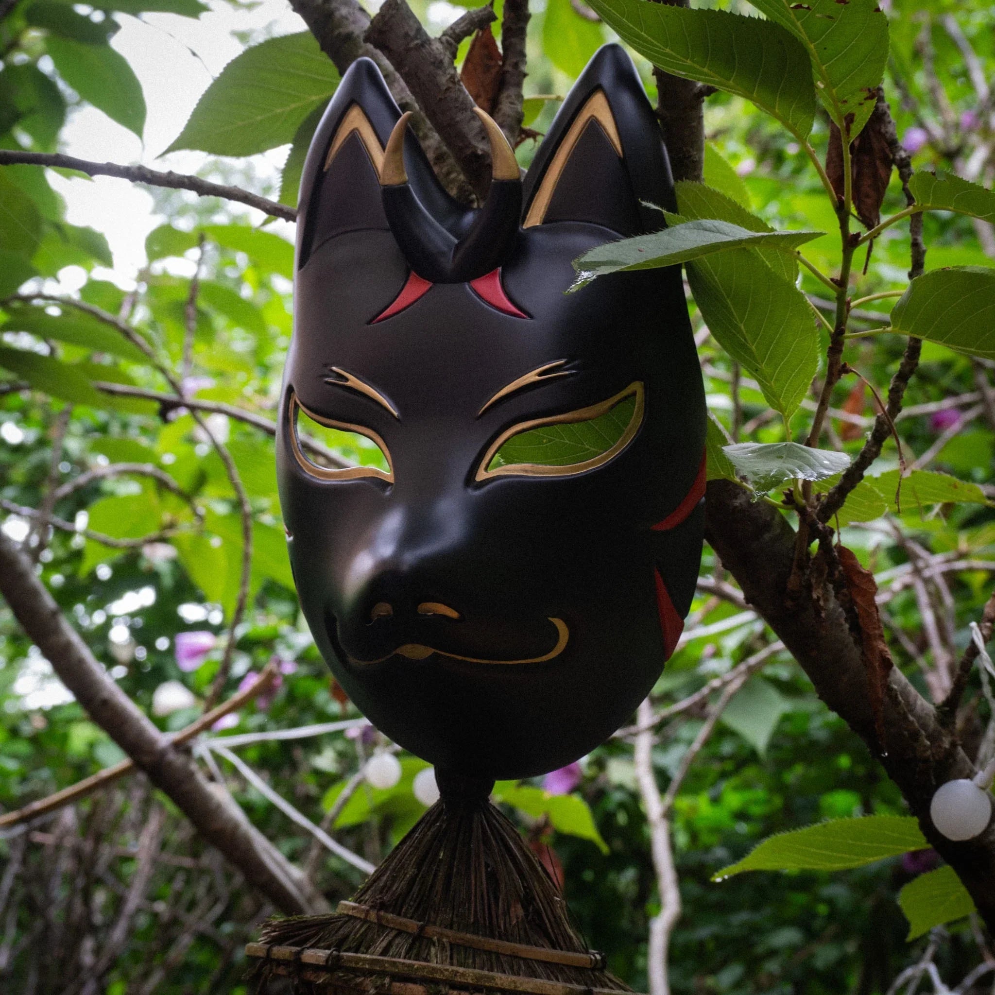 masque kitsune japonais artisanal noir traditionnel