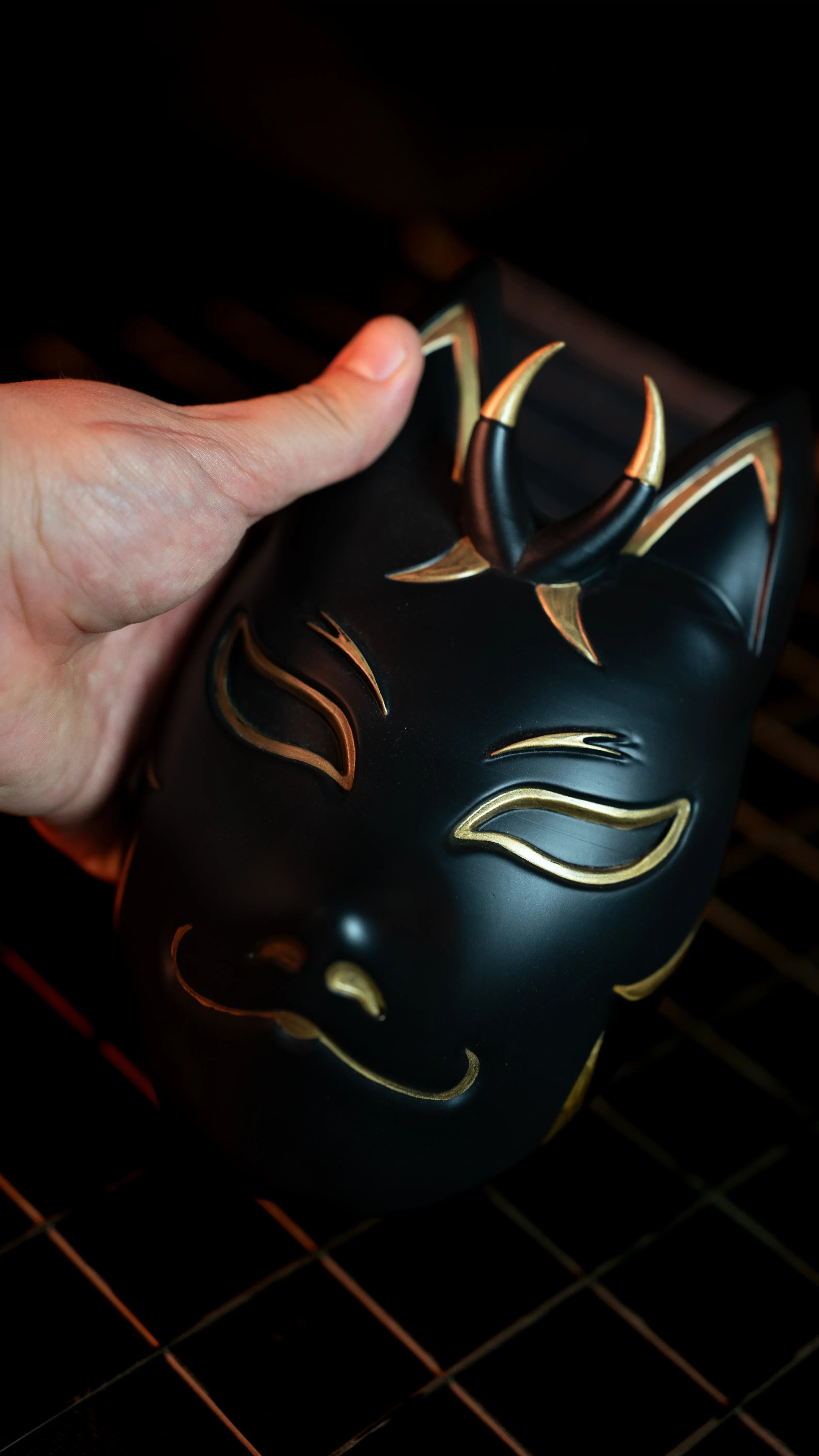 masque kitsune japonais artisanal noir et or