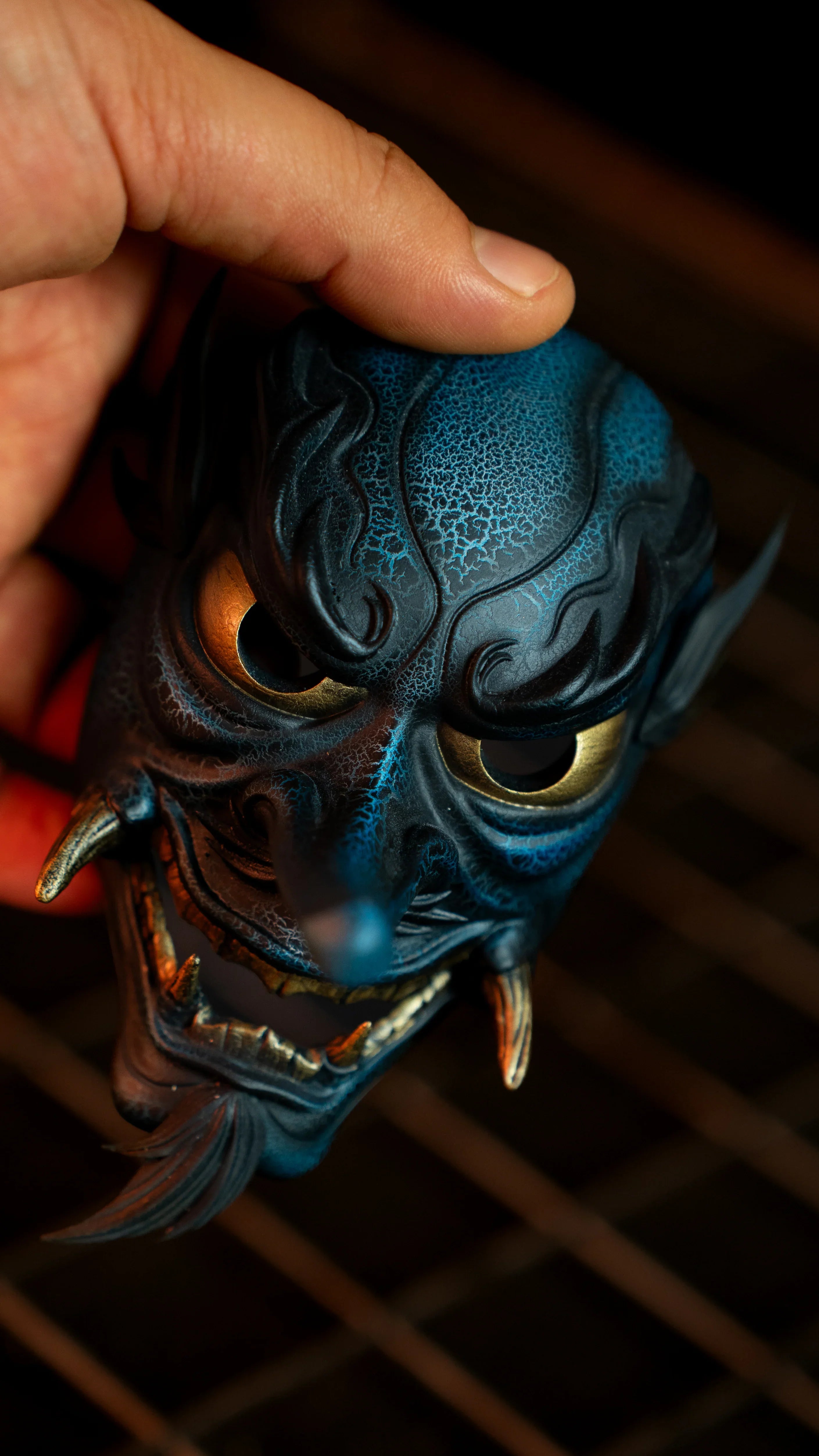 masque tengu japonais artisanal craquelé bleu