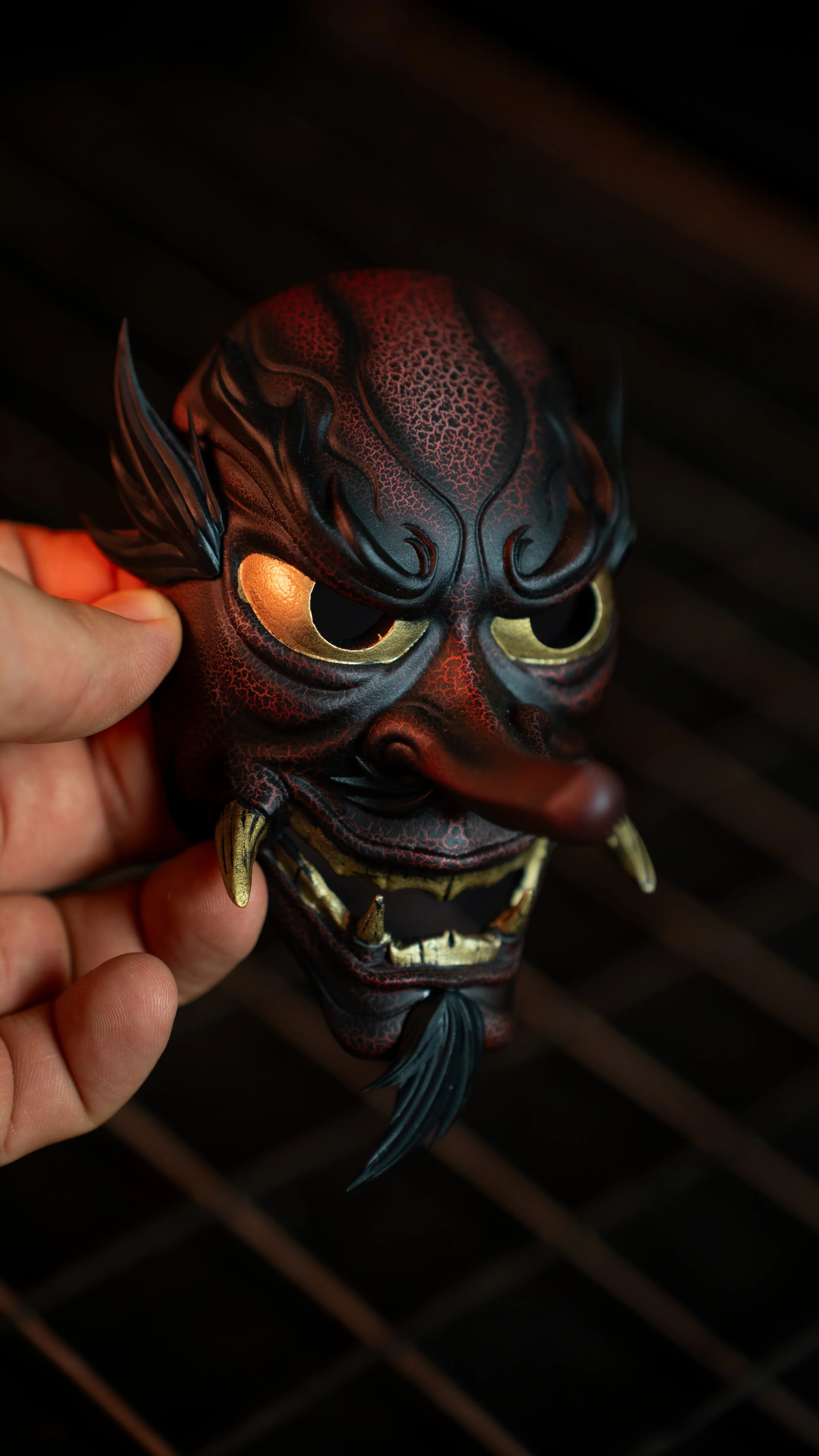 masque tengu japonais artisanal craquelé rouge