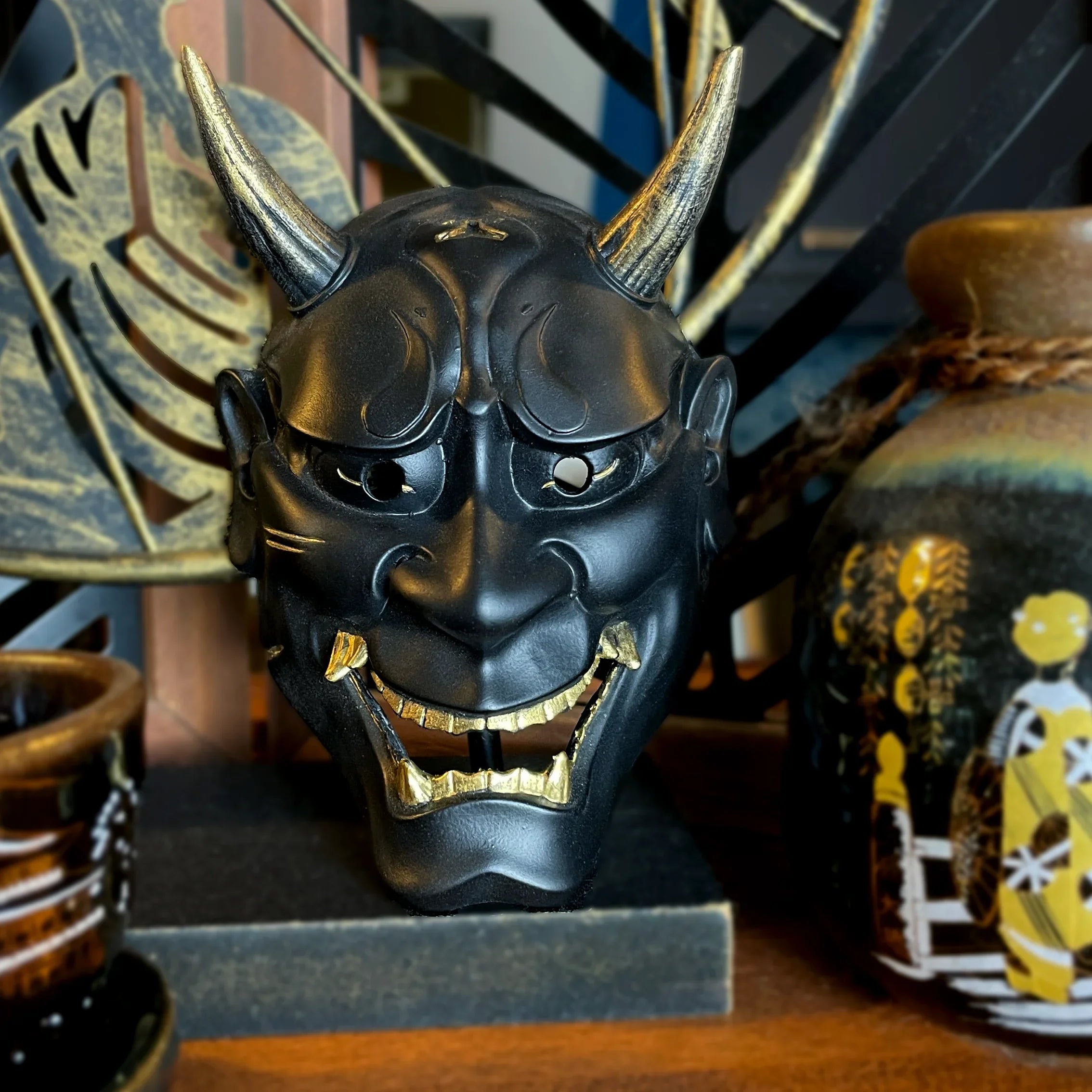 masque oni japonais noir artisanal kogei