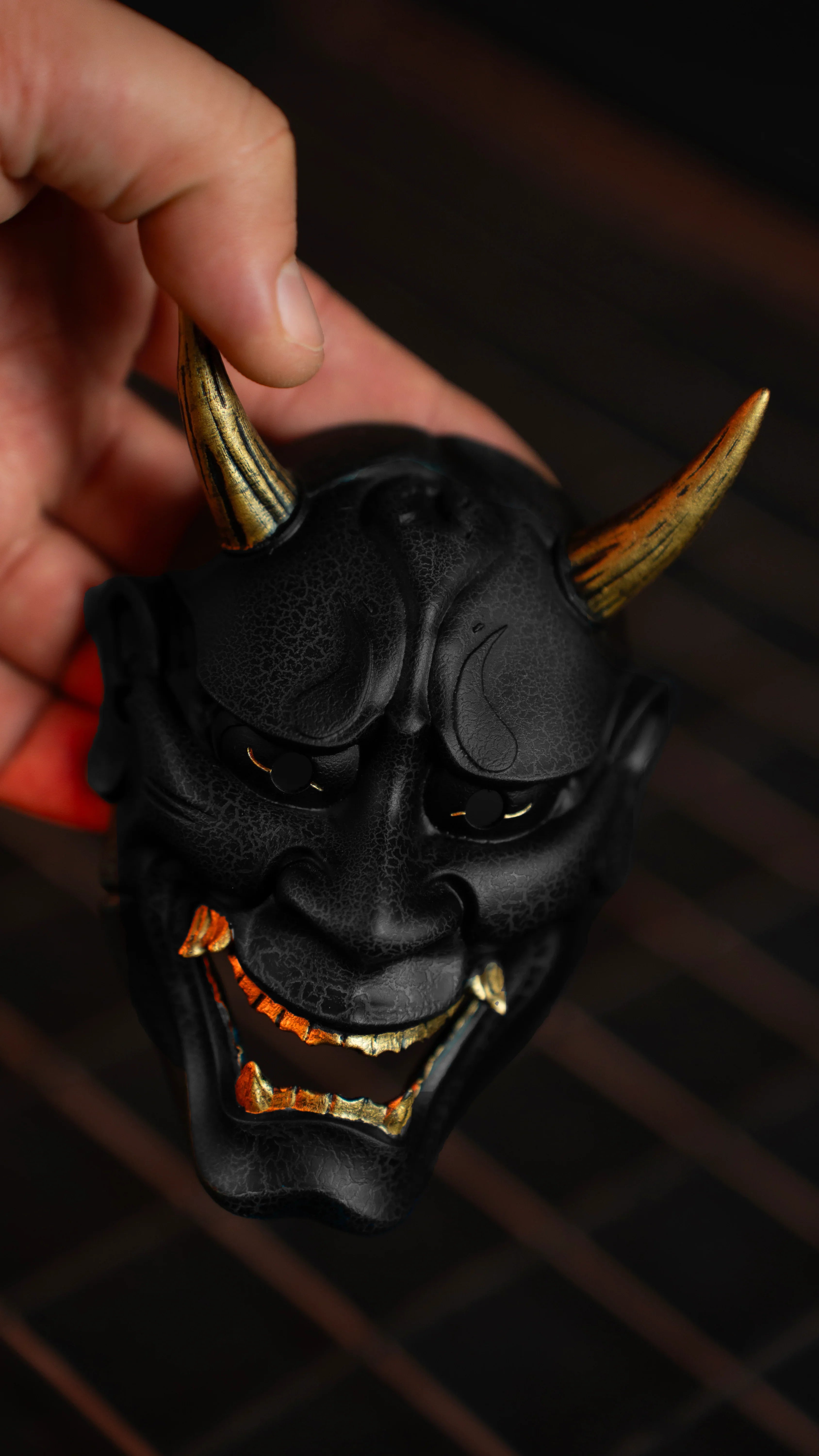 masque oni japonais noir artisanal kogei