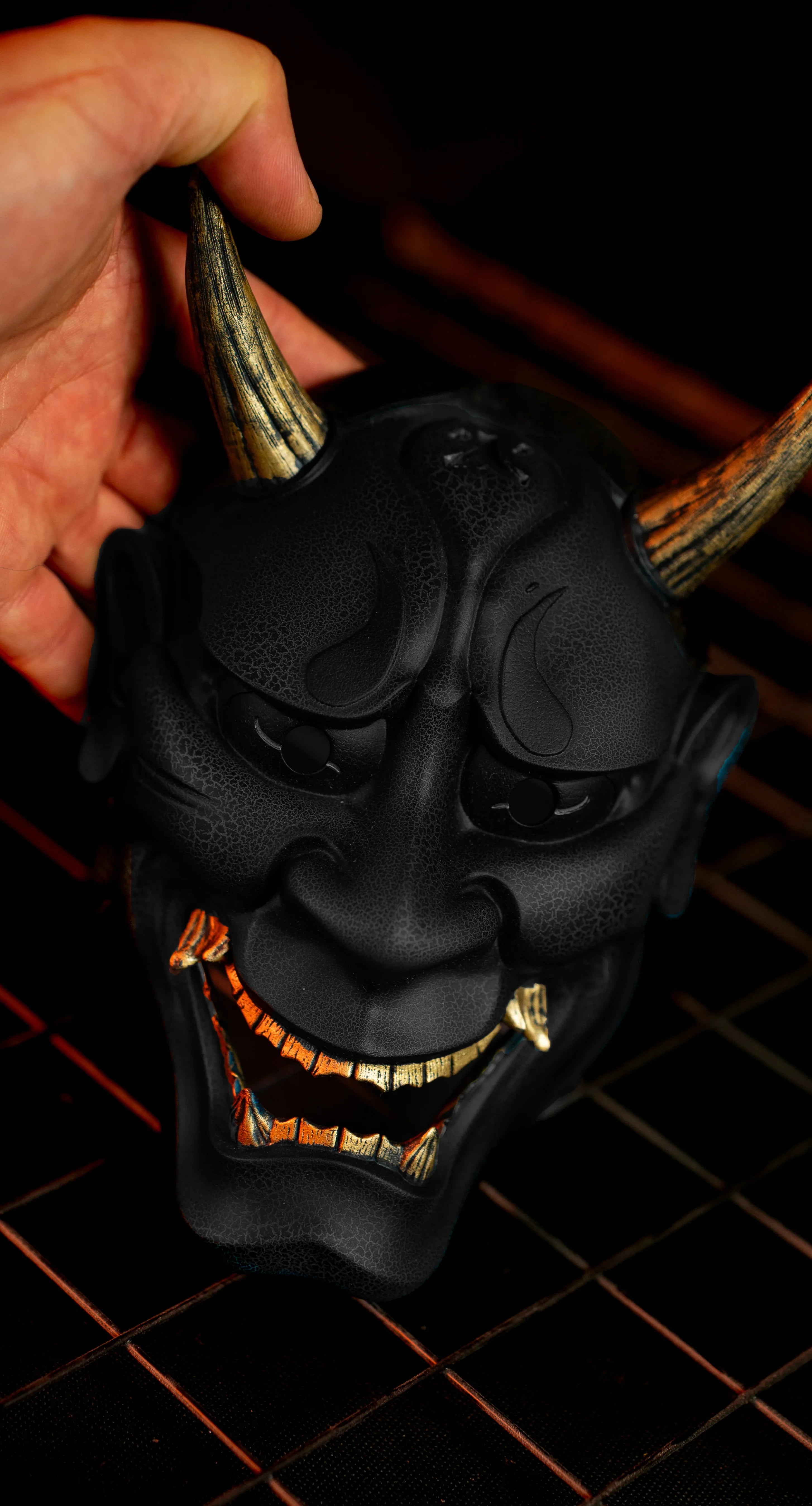 masque hannya japonais noir artisanal kogei